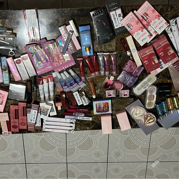 Make-up - Picture 3 of 9